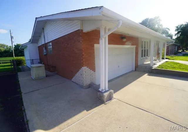 Photo 4 of Single family home for sale at 2708 Angela Dr, Granite City, IL 62040 | MLS# MIS26049034 | Listing updated on 2026-09-07