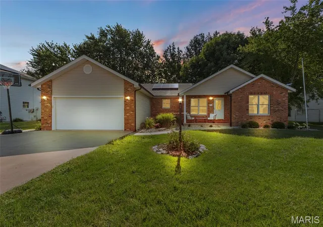 Photo 1 of Single family home for sale at 719 Stonecreek Dr, Staunton, IL 62088 | MLS# MIS26049038 | Listing updated on 2026-08-24