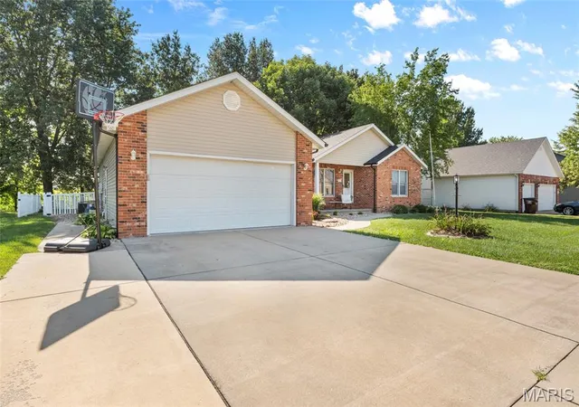 Photo 2 of Single family home for sale at 719 Stonecreek Dr, Staunton, IL 62088 | MLS# MIS26049038 | Listing updated on 2026-08-24