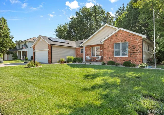 Photo 2 of Single family home for sale at 719 Stonecreek Dr, Staunton, IL 62088 | MLS# MIS26049038 | Listing updated on 2026-08-24