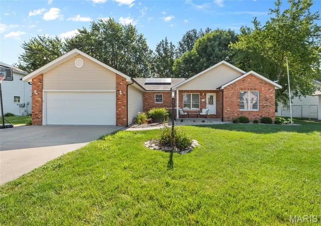 Photo 3 of Single family home for sale at 719 Stonecreek Dr, Staunton, IL 62088 | MLS# MIS26049038 | Listing updated on 2026-08-24