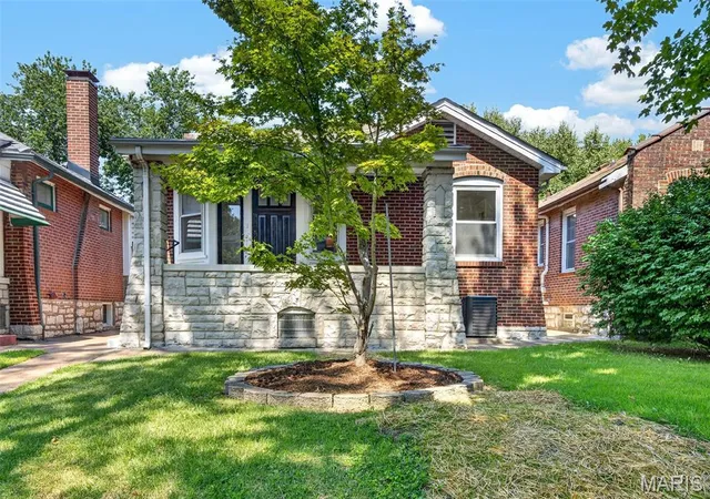 Photo 1 of Sale Pending at 4005 Dover Pl, St Louis, MO 63116 | MLS# MIS26049045 | Listing updated on 2026-09-01
