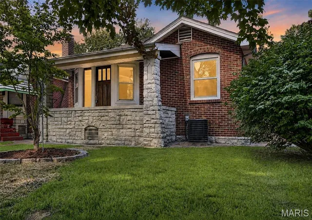 Photo 2 of Sale Pending at 4005 Dover Pl, St Louis, MO 63116 | MLS# MIS26049045 | Listing updated on 2026-09-01