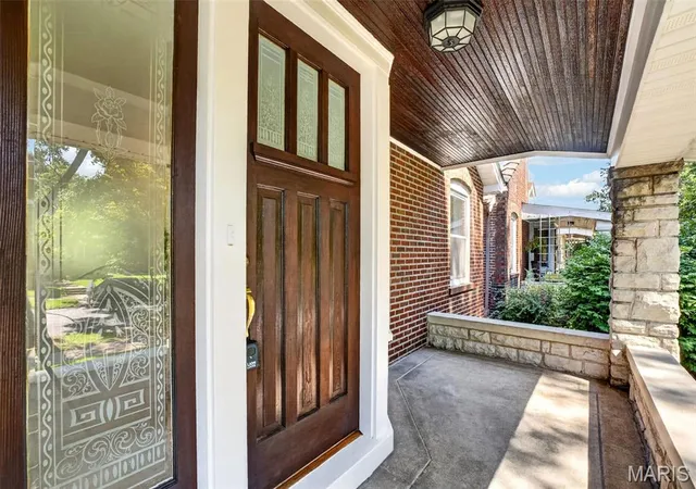 Photo 3 of Sale Pending at 4005 Dover Pl, St Louis, MO 63116 | MLS# MIS26049045 | Listing updated on 2026-09-01