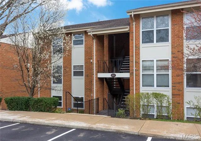 1st image of 1968 Greenglen Dr #101, Saint Louis, MO 63122 | MLS# MIS26049055
