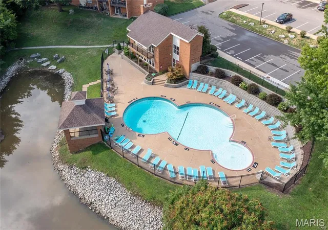 2nd image of 1968 Greenglen Dr, Saint Louis, MO 63122