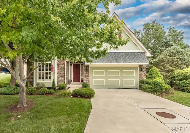 Photo 2 of Sale Pending at 709 Huntwood Ter, Lake Saint Louis, MO 63367 | MLS# MIS26049057 | Listing updated on 2026-09-05