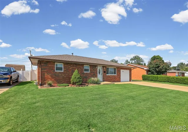 3rd image of 2713 Angela Dr, Granite City, IL 62040 | MLS# MIS26049058