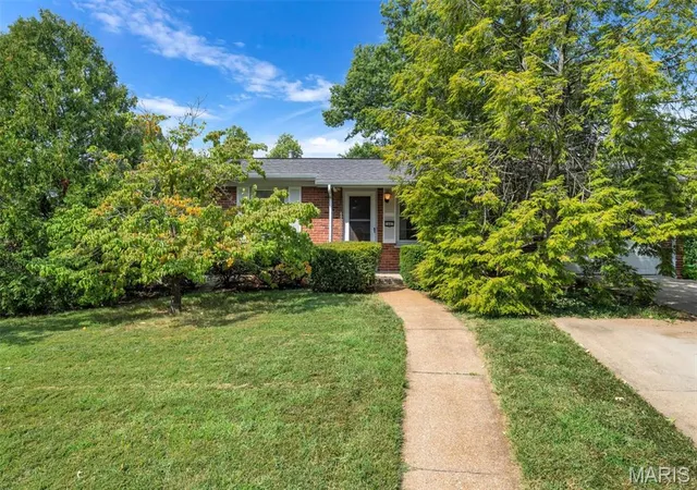 Photo 3 of Single family home for sale at 1407 Fox Crk Dr, Saint Louis, MO 63126 | MLS# MIS26049093 | Listing updated on 2026-09-13