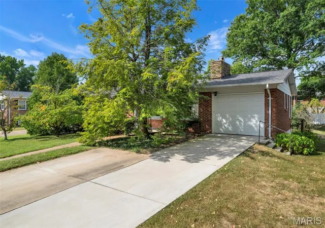 Photo 3 of Single family home for sale at 1407 Fox Crk Dr, Saint Louis, MO 63126 | MLS# MIS26049093 | Listing updated on 2026-09-13