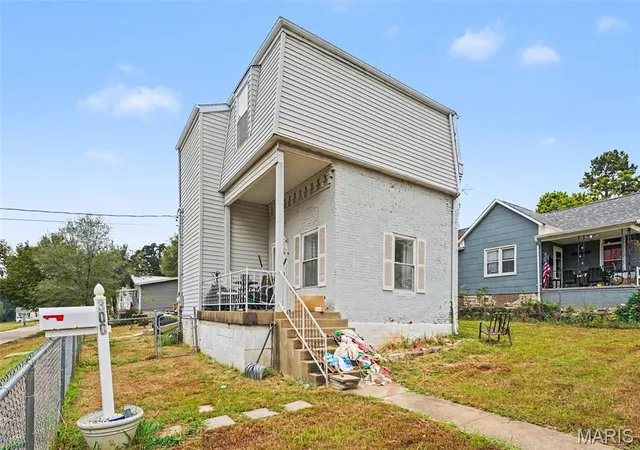 Photo 1 of Single family home for sale at 300 Stewart St, De Soto, MO 63020 | MLS# MIS26049114 | Listing updated on 2026-10-02