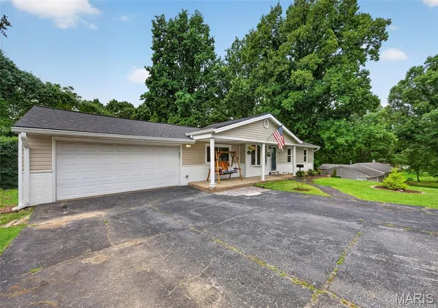 Photo 4 of Sale Pending at 10800 Hobday Ave, Saint Ann, MO 63074 | MLS# MIS26049159 | Listing updated on 2026-08-14
