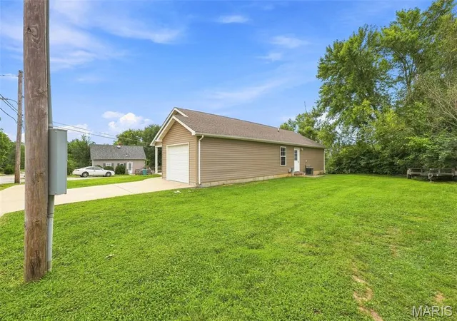 Photo 3 of Single family home for sale at 104 Oak St, Sullivan, MO 63080 | MLS# MIS26049168 | Listing updated on 2026-10-04