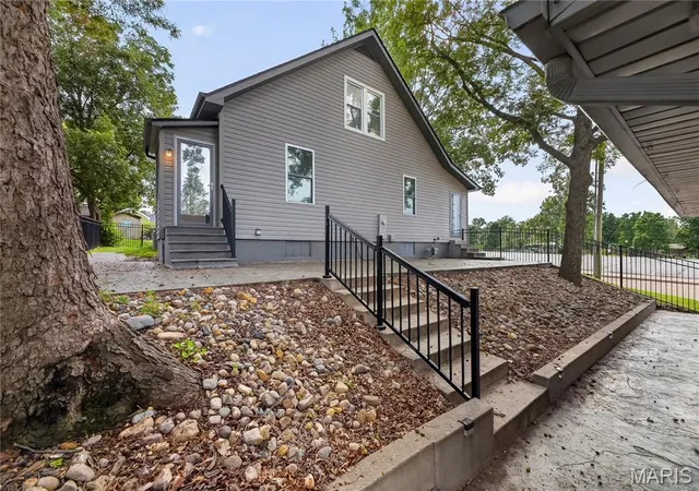 Photo 3 of Single family home for sale at 218 E Cherry St, Columbia, IL 62236 | MLS# MIS26049172 | Listing updated on 2026-08-20
