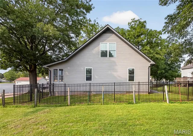 Photo 4 of Single family home for sale at 218 E Cherry St, Columbia, IL 62236 | MLS# MIS26049172 | Listing updated on 2026-08-20
