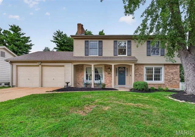 Photo 3 of Sale Pending at 15571 Rose Gate Ln, Chesterfield, MO 63017 | MLS# MIS26049178 | Listing updated on 2026-08-27