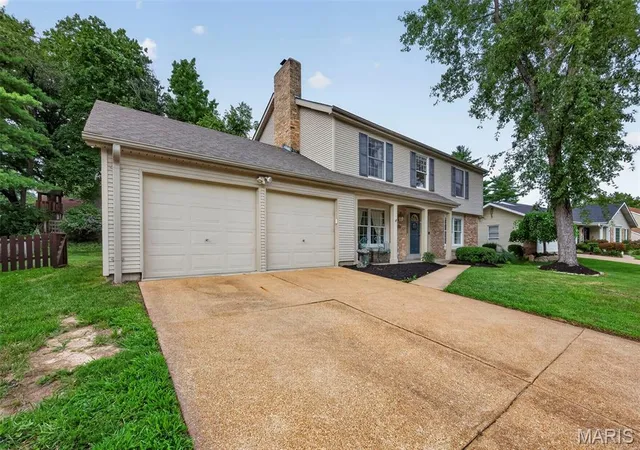 Photo 3 of Sale Pending at 15571 Rose Gate Ln, Chesterfield, MO 63017 | MLS# MIS26049178 | Listing updated on 2026-08-27