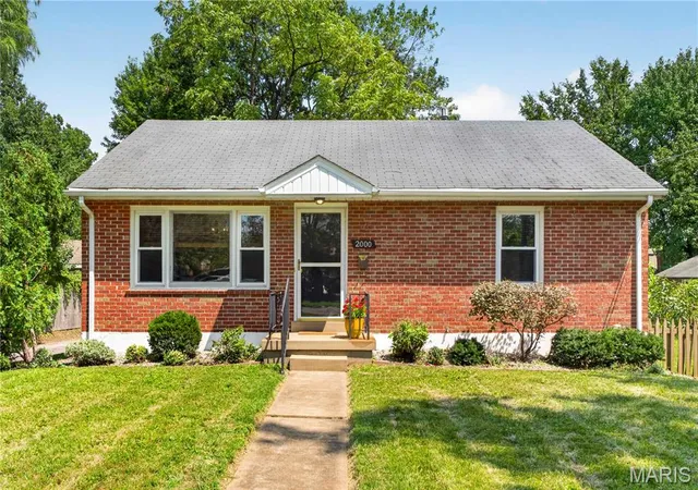 Photo 1 of Sale Pending at 2000 Alameda Ave, Saint Louis, MO 63143 | MLS# MIS26049182 | Listing updated on 2026-08-12