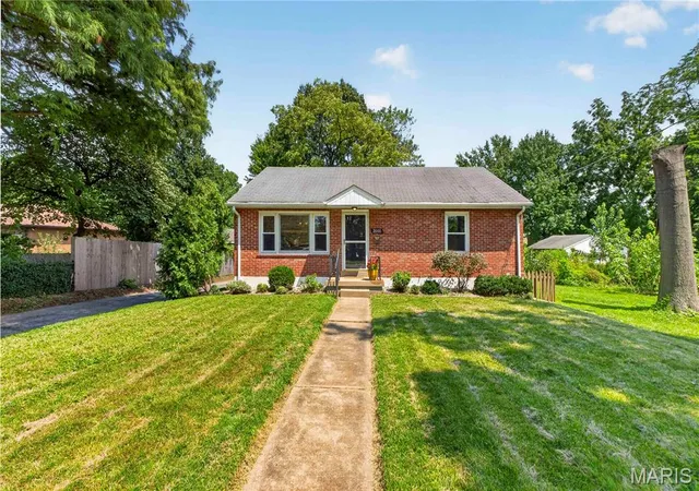 Photo 2 of Sale Pending at 2000 Alameda Ave, Saint Louis, MO 63143 | MLS# MIS26049182 | Listing updated on 2026-08-12