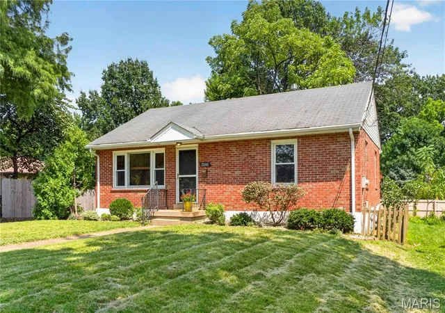 Photo 3 of Sale Pending at 2000 Alameda Ave, Saint Louis, MO 63143 | MLS# MIS26049182 | Listing updated on 2026-08-12