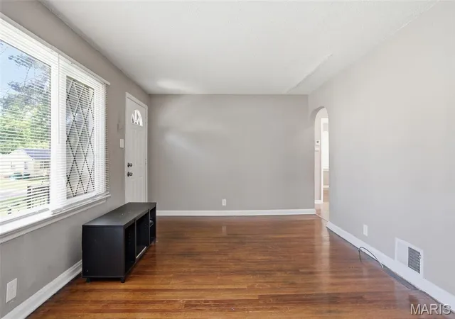 Photo 3 of Sale Pending at 7820 Alert Dr, Saint Louis, MO 63133 | MLS# MIS26049210 | Listing updated on 2026-09-19