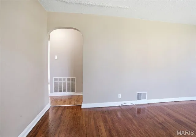 Photo 3 of Sale Pending at 7820 Alert Dr, Saint Louis, MO 63133 | MLS# MIS26049210 | Listing updated on 2026-09-19