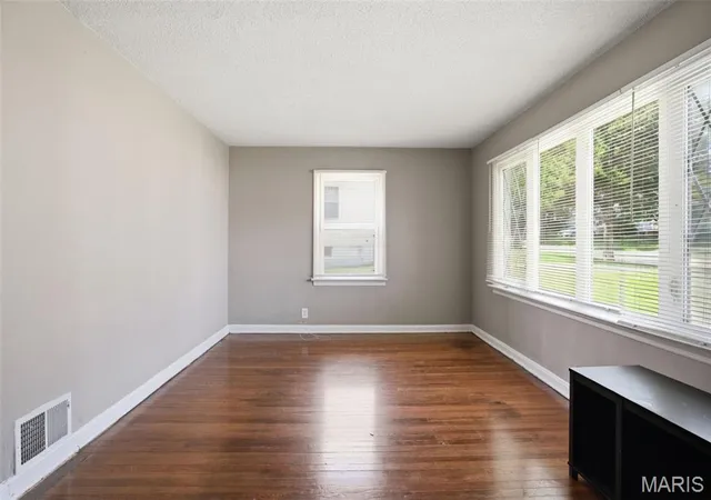 Photo 4 of Sale Pending at 7820 Alert Dr, Saint Louis, MO 63133 | MLS# MIS26049210 | Listing updated on 2026-09-19