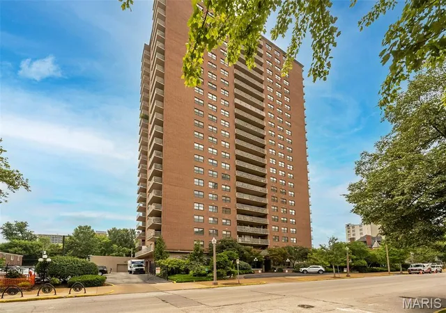 Photo 2 of Condo for sale at 4466 W Pine Blvd #2E, Saint Louis, MO 63108 | MLS# MIS26049213 | Listing updated on 2026-08-06
