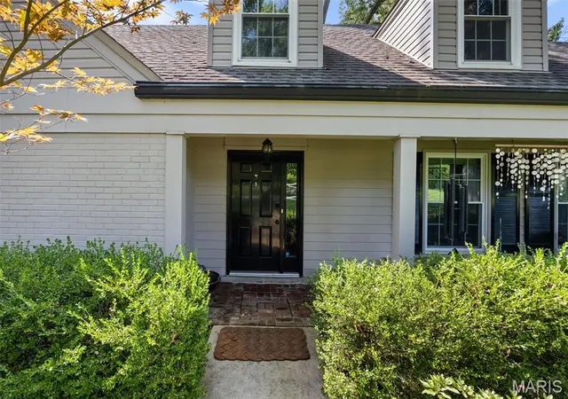 Photo 2 of Single family home for sale at 2 Middlebrook Ln, Saint Louis, MO 63141 | MLS# MIS26049215 | Listing updated on 2026-09-08