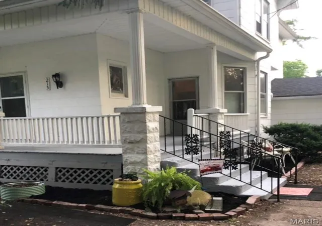 Photo 2 of Single family home for sale at 215 E Olive St, Staunton, IL 62088 | MLS# MIS26049223 | Listing updated on 2026-09-01