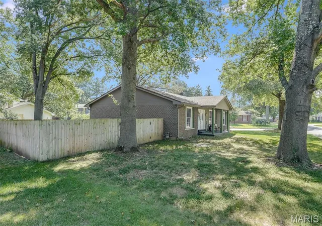 3rd image of 5209 River Aire Dr, Godfrey, IL 62035 | MLS# MIS26049262