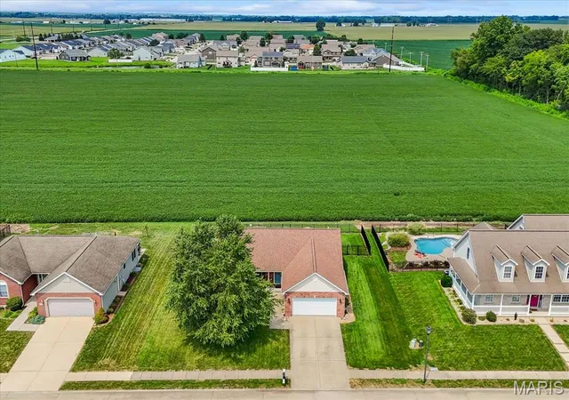 Photo 1 of Sale Pending at 605 Whetstone Ln, Mascoutah, IL 62258 | MLS# MIS26049282 | Listing updated on 2026-09-04