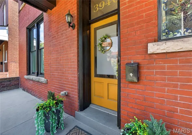 Photo 2 of Sale Pending at 3940 Shaw Blvd, St Louis, MO 63110 | MLS# MIS26049288 | Listing updated on 2026-09-22