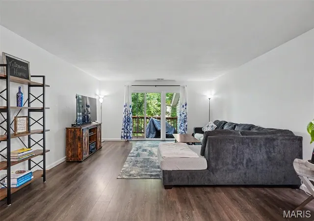 Listing Photo 4 - Condo for sale in building located at 745 Sugar Gln Dr, St Peters, MO 63376 - Unit #5