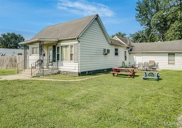 Photo 1 of Single family home for sale at 723 S Hackman St, Staunton, IL 62088 | MLS# MIS26049307 | Listing updated on 2026-08-24