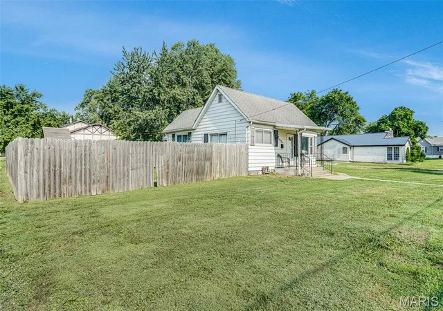 Photo 2 of Single family home for sale at 723 S Hackman St, Staunton, IL 62088 | MLS# MIS26049307 | Listing updated on 2026-08-24