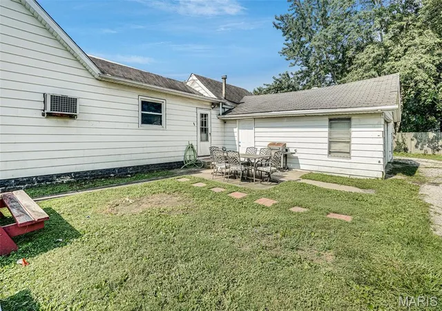 Photo 2 of Single family home for sale at 723 S Hackman St, Staunton, IL 62088 | MLS# MIS26049307 | Listing updated on 2026-08-24
