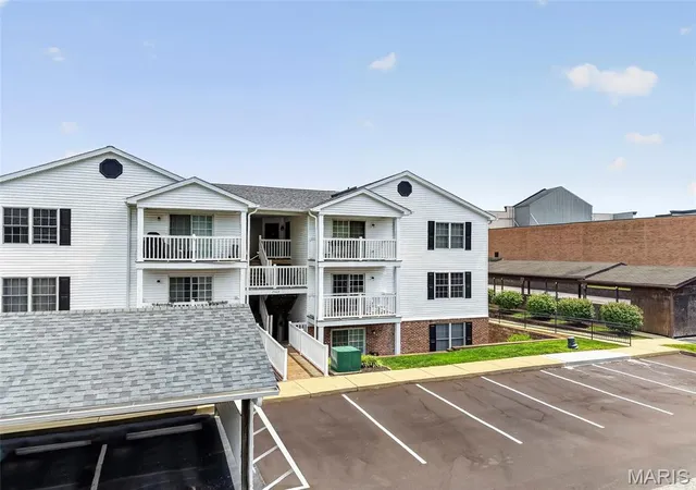 Photo 2 of Condo for sale at 2562 Coppergate Square Dr #F, Saint Louis, MO 63129 | MLS# MIS26049308 | Listing updated on 2026-10-06