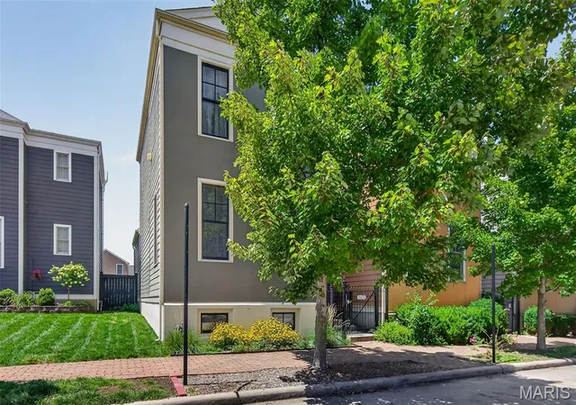 Photo 3 of Sale Pending at 3471 Hiram St, Saint Charles, MO 63301 | MLS# MIS26049340 | Listing updated on 2026-09-04