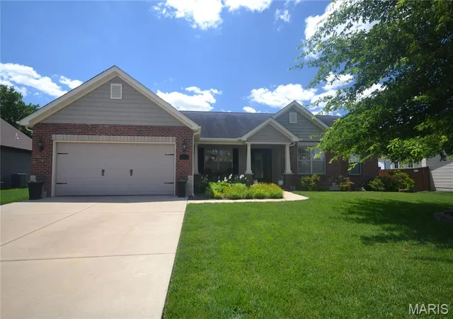 Single family home for sale at 5546 S Woods Manor Dr, Smithton, IL 62285 | MLS# MIS26049378