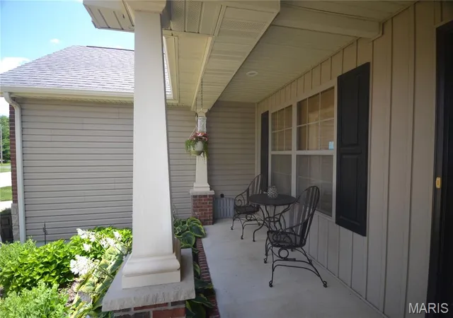 Photo 2 of Single family home for sale at 5546 S Woods Manor Dr, Smithton, IL 62285 | MLS# MIS26049378 | Listing updated on 2026-09-21