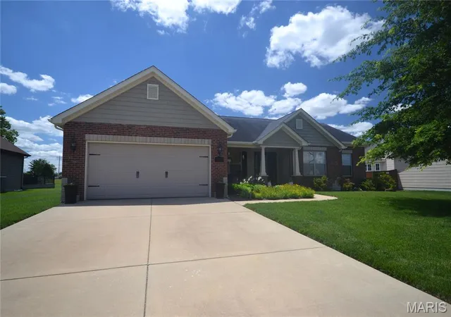 Photo 3 of Single family home for sale at 5546 S Woods Manor Dr, Smithton, IL 62285 | MLS# MIS26049378 | Listing updated on 2026-09-21
