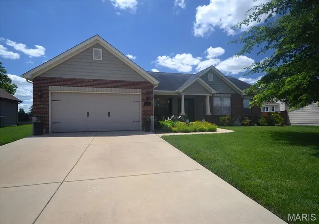 Photo 3 of Single family home for sale at 5546 S Woods Manor Dr, Smithton, IL 62285 | MLS# MIS26049378 | Listing updated on 2026-09-21