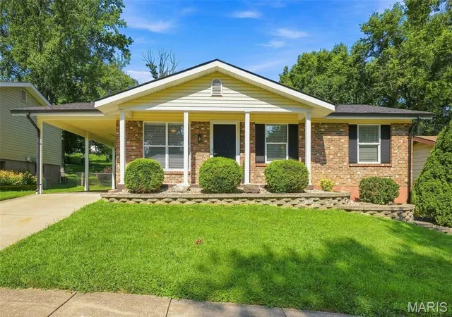 Photo 1 of Sale Pending at 713 Vanderville Dr, Fenton, MO 63026 | MLS# MIS26049383 | Listing updated on 2026-09-07