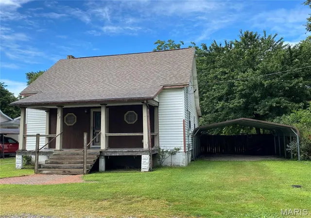 2nd image of 212 W Illinois St, New Baden, IL 62265 | MLS# MIS26049400