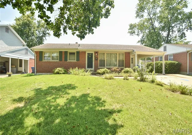 Photo 1 of Sale Pending at 280 W Saint Anthony Ln, Florissant, MO 63031 | MLS# MIS26049405 | Listing updated on 2026-08-23