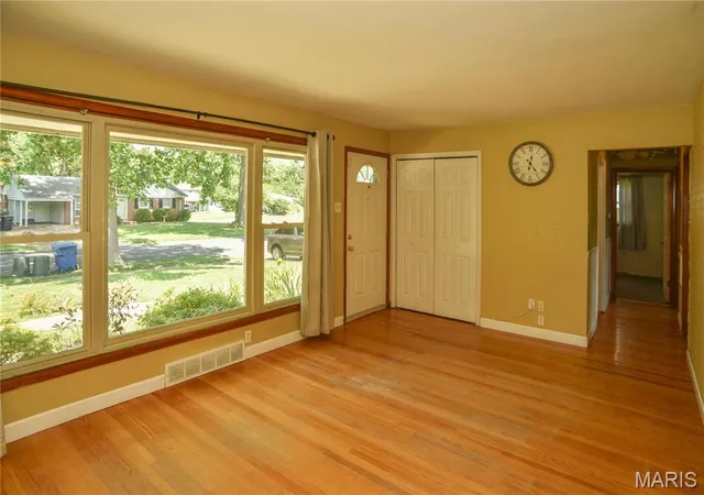 Photo 2 of Sale Pending at 280 W Saint Anthony Ln, Florissant, MO 63031 | MLS# MIS26049405 | Listing updated on 2026-08-23