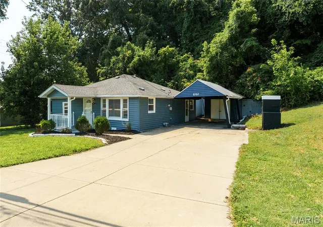 Photo 1 of Single family home for sale at 1010 Lebanon Rd, Collinsville, IL 62234 | MLS# MIS26049415 | Listing updated on 2026-10-02