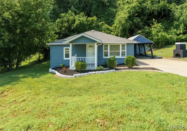Photo 3 of Single family home for sale at 1010 Lebanon Rd, Collinsville, IL 62234 | MLS# MIS26049415 | Listing updated on 2026-10-02