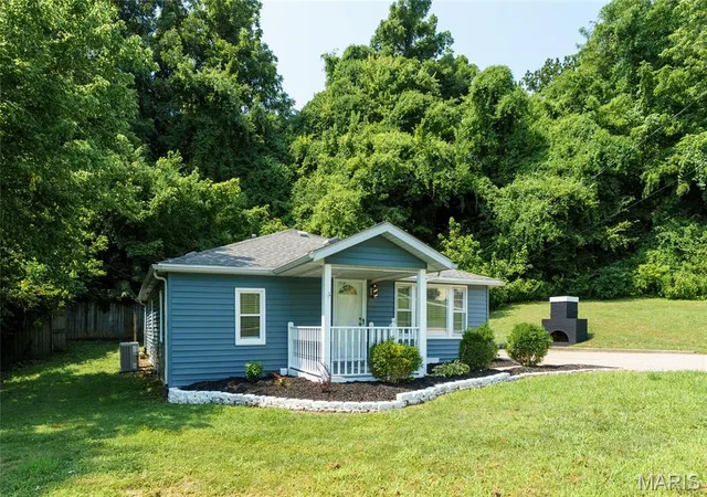 Photo 3 of Single family home for sale at 1010 Lebanon Rd, Collinsville, IL 62234 | MLS# MIS26049415 | Listing updated on 2026-10-02